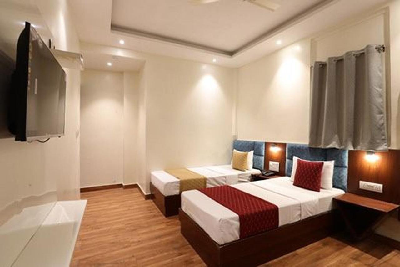 Amrit Hotel New Delhi Buitenkant foto