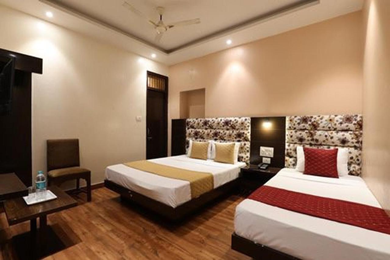 Amrit Hotel New Delhi Buitenkant foto