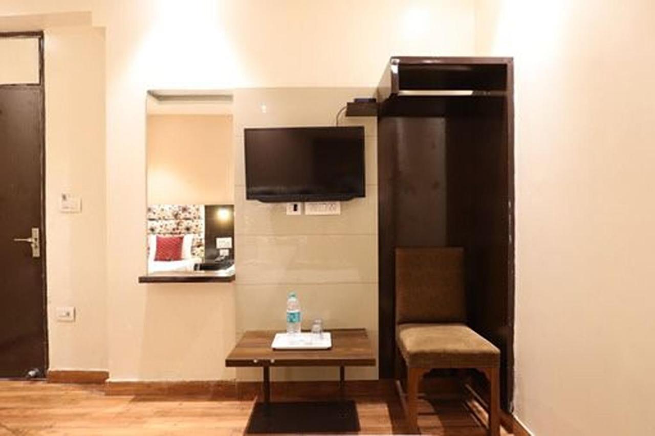 Amrit Hotel New Delhi Buitenkant foto