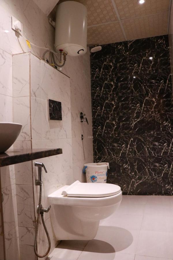 Amrit Hotel New Delhi Buitenkant foto