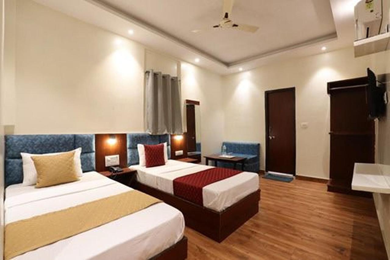 Amrit Hotel New Delhi Buitenkant foto