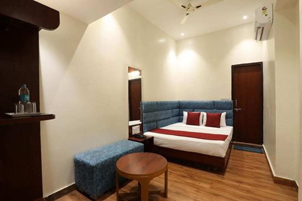 Amrit Hotel New Delhi Buitenkant foto