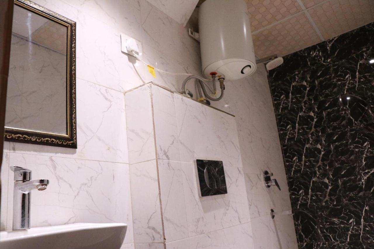 Amrit Hotel New Delhi Buitenkant foto