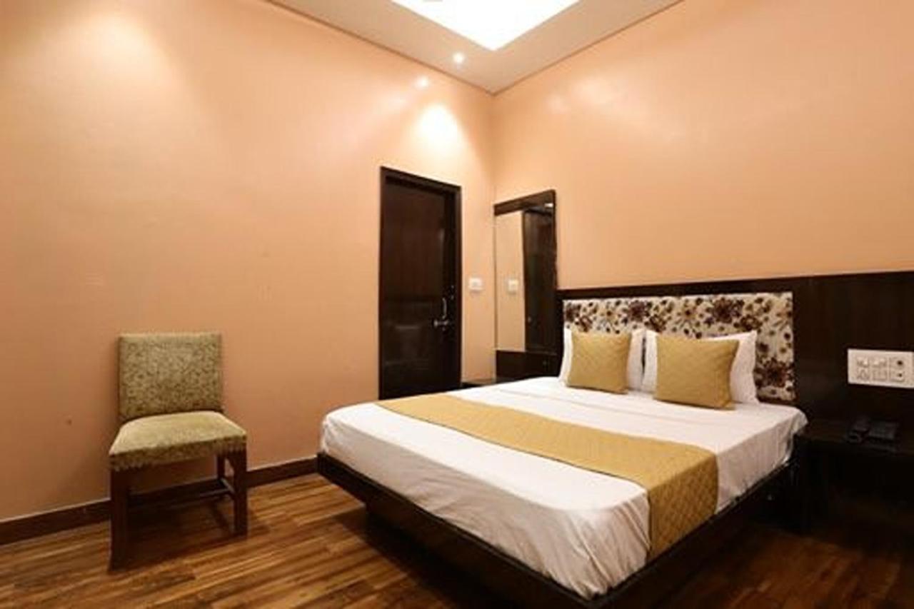 Amrit Hotel New Delhi Buitenkant foto